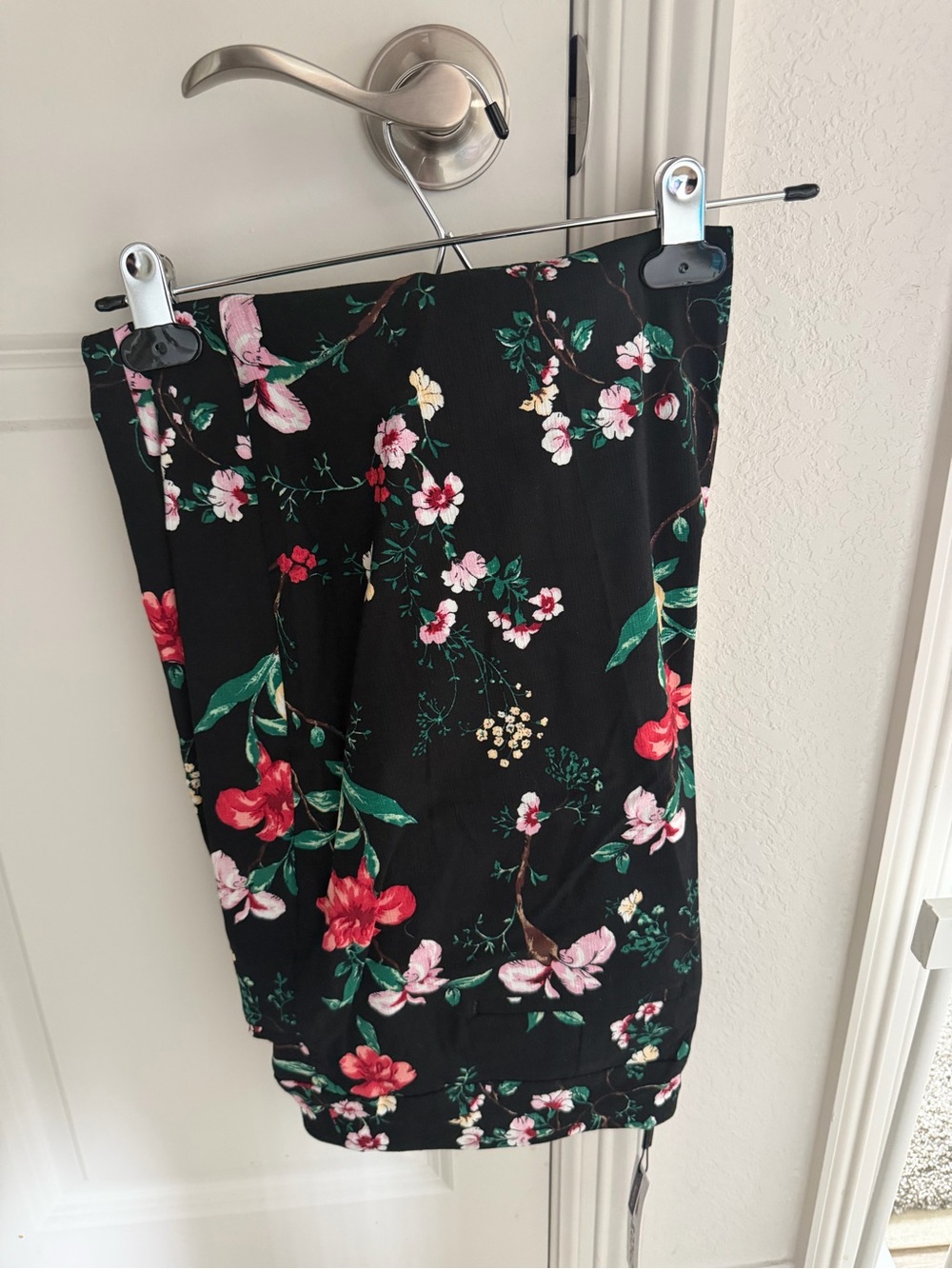 Chicos Floral Black Slim Brigitte Crop Pants with Pink & Red Blooms Sze 2.5 14 L